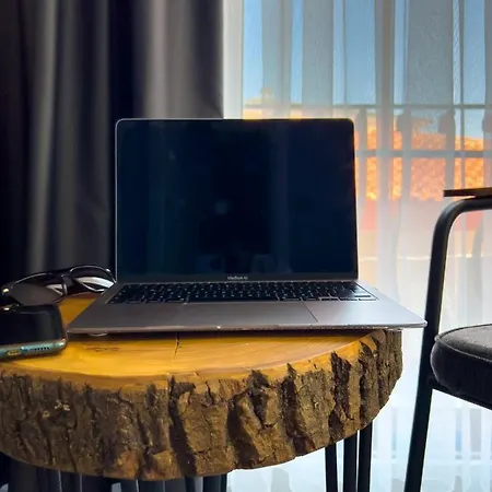 Dali Boutique Hotel *