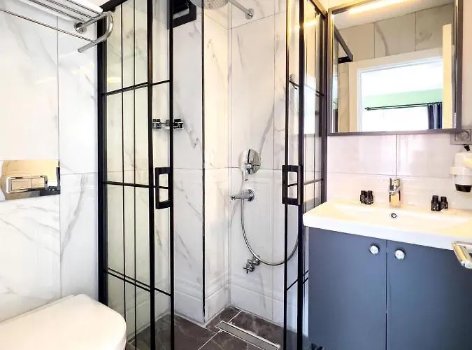 Dali Boutique Hotel *